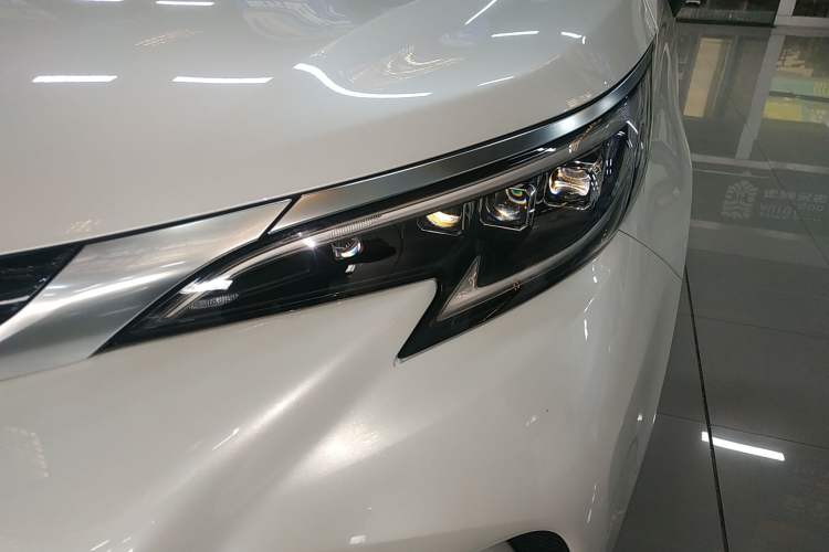 Used Toyota Granvia 2024 2.5L Hybrid Prestige PLUS Four-Wheel Drive Version Left Front Headlight