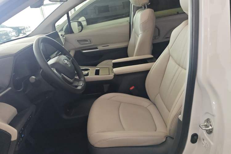 Used Toyota Granvia 2024 2.5L Hybrid Comfort Edition Left Front Seat