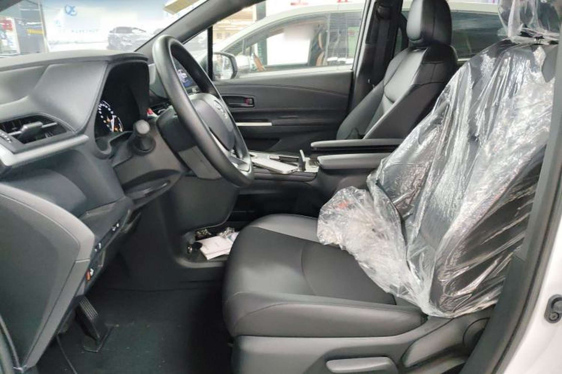 Used Toyota Granvia 2024 2.5L Hybrid Comfort Edition Left Front Seat