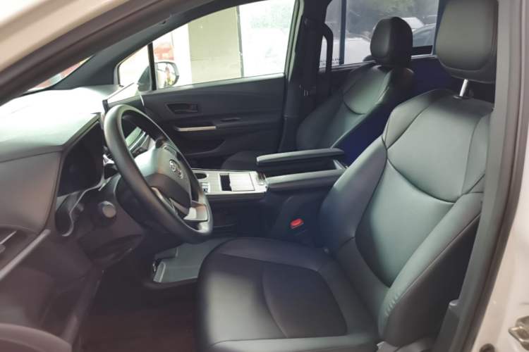Used Toyota Granvia 2024 2.5L Hybrid Luxury Edition Left Front Seat