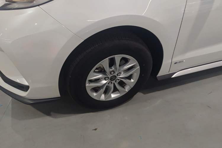 Used Toyota Granvia 2024 2.5L Hybrid Comfort Edition Left Front Wheel Hub