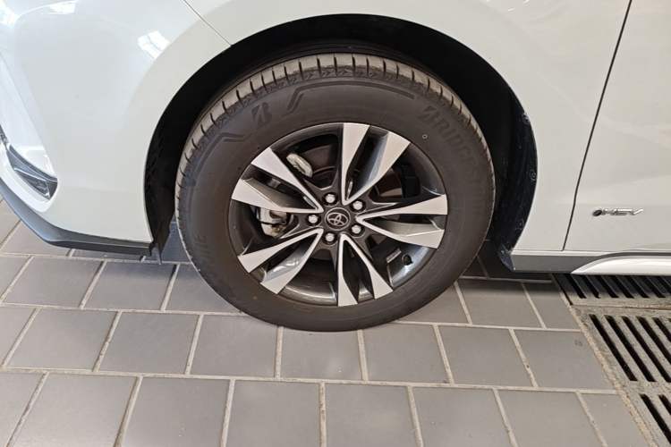 Used Toyota Granvia 2024 2.5L Hybrid Luxury Edition Left Front Wheel Hub