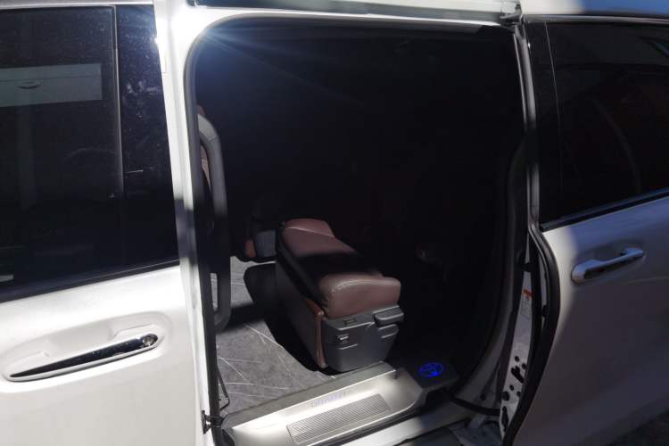 Used Toyota Granvia 2024 2.5L Hybrid Prestige PLUS Four-Wheel Drive Version Left Rear Seat