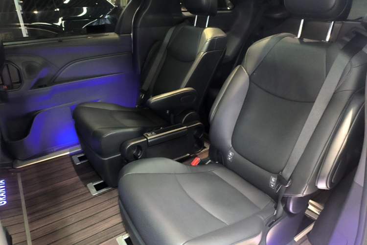 Used Toyota Granvia 2024 2.5L Hybrid Prestige PLUS Four-Wheel Drive Version Left Rear Seat