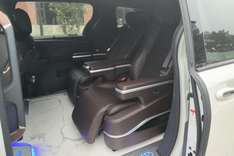 Used Toyota Granvia 2024 2.5L Hybrid Prestige PLUS Four-Wheel Drive Version Left Rear Seat