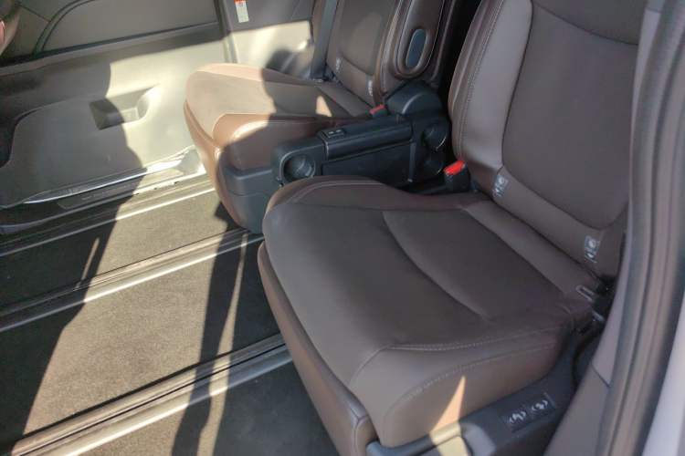 Used Toyota Granvia 2024 2.5L Hybrid Prestige PLUS Four-Wheel Drive Version Left Rear Seat