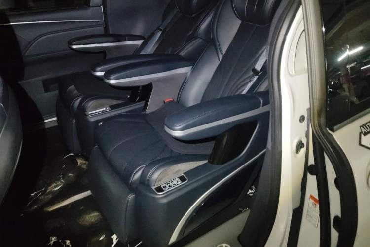 Used Toyota Granvia 2024 2.5L Hybrid Prestige PLUS Four-Wheel Drive Version Left Rear Seat