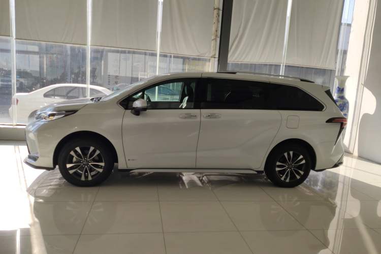 Used Toyota Granvia 2024 2.5L Hybrid Prestige PLUS Four-Wheel Drive Version Left Side