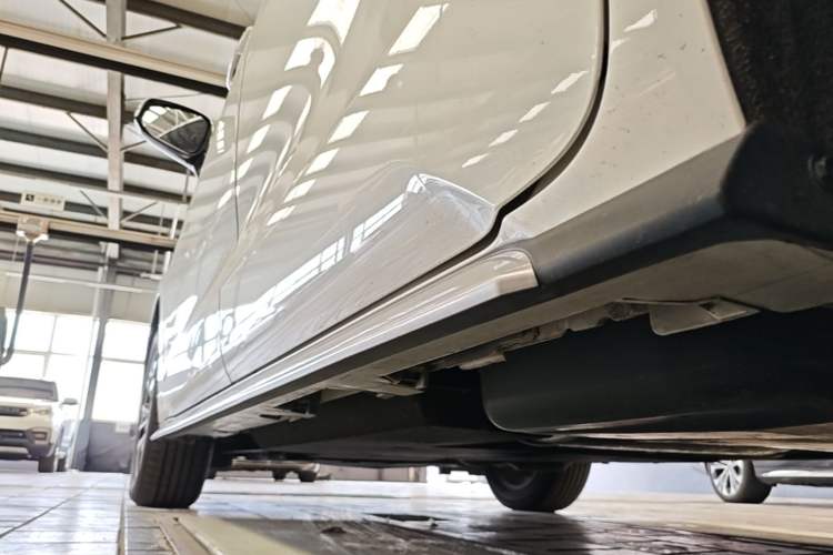 Used Toyota Granvia 2024 2.5L Hybrid Luxury Edition Left Side Sill