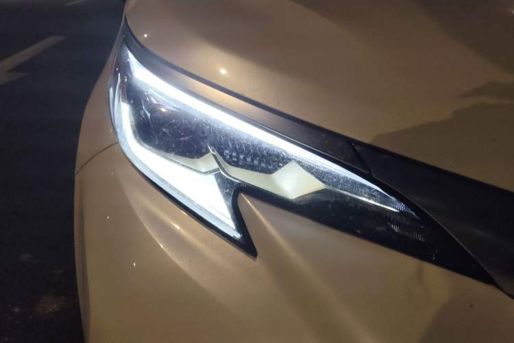 Used Toyota Granvia 2024 2.5L Hybrid Prestige PLUS Four-Wheel Drive Version Right Front Headlight