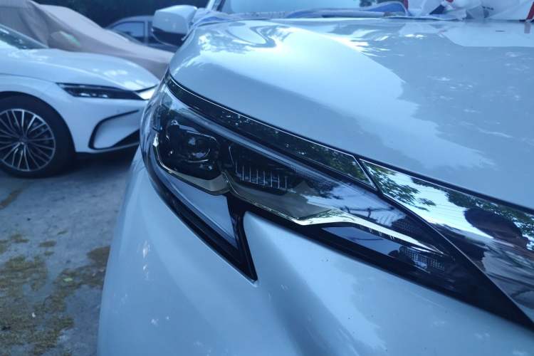 Used Toyota Granvia 2024 2.5L Hybrid Comfort Edition Right Front Headlight