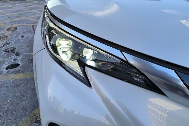 Used Toyota Granvia 2024 2.5L Hybrid Prestige PLUS Four-Wheel Drive Version Right Front Headlight