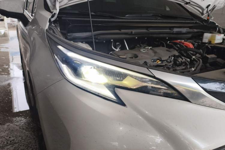 Used Toyota Granvia 2024 2.5L Hybrid Prestige PLUS Four-Wheel Drive Version Right Front Headlight