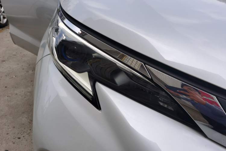 Used Toyota Granvia 2024 2.5L Hybrid Comfort Edition Right Front Headlight