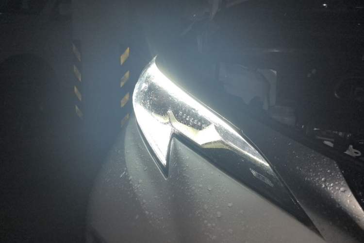 Used Toyota Granvia 2024 2.5L Hybrid Prestige PLUS Four-Wheel Drive Version Right Front Headlight