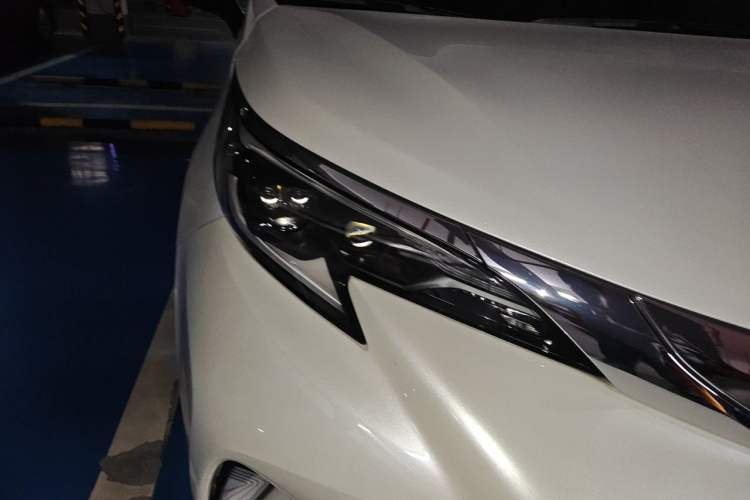 Used Toyota Granvia 2024 2.5L Hybrid Comfort Edition Right Front Headlight
