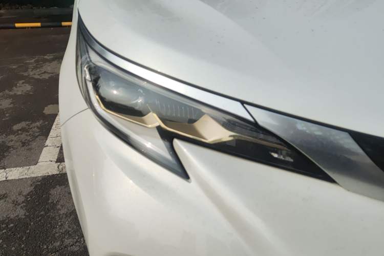 Used Toyota Granvia 2024 2.5L Hybrid Prestige PLUS Edition Right Front Headlight