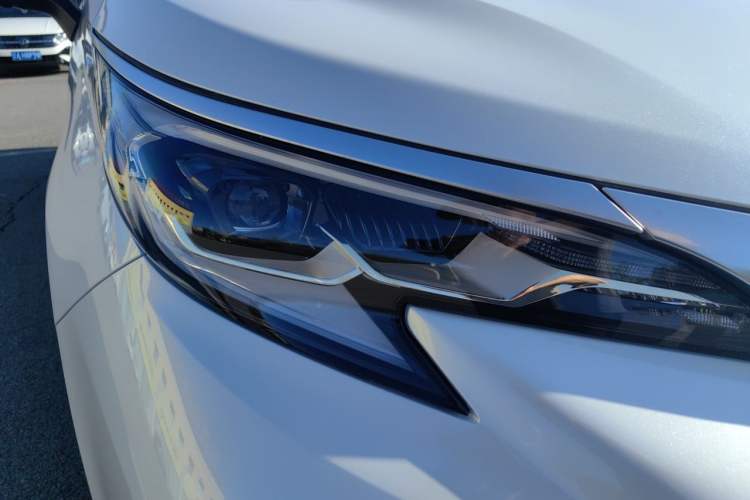 Used Toyota Granvia 2024 2.5L Hybrid Prestige PLUS Four-Wheel Drive Version Right Front Headlight