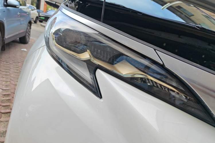 Used Toyota Granvia 2024 2.5L Hybrid Prestige PLUS Four-Wheel Drive Version Right Front Headlight