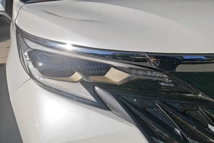 Used Toyota Granvia 2024 2.5L Hybrid Prestige PLUS Four-Wheel Drive Version Right Front Headlight