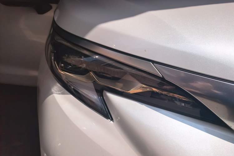 Used Toyota Granvia 2024 2.5L Hybrid Prestige PLUS Four-Wheel Drive Version Right Front Headlight