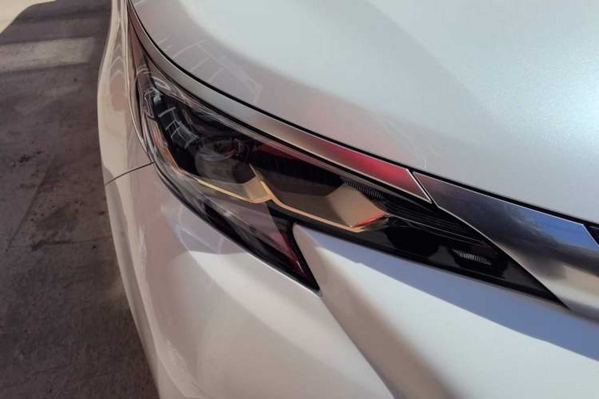 Used Toyota Granvia 2024 2.5L Hybrid Prestige PLUS Four-Wheel Drive Version Right Front Headlight