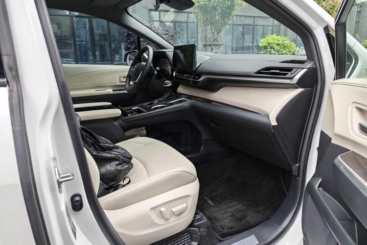 Used Toyota Granvia 2024 2.5L Hybrid Prestige ULTRA Edition Right Front Seat