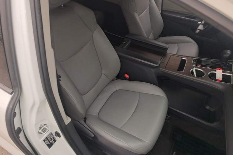 Used Toyota Granvia 2024 2.5L Hybrid Comfort Edition Right Front Seat