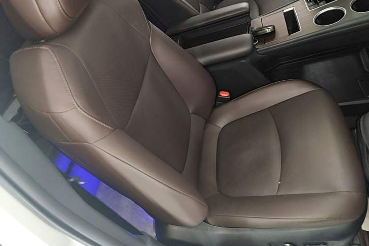 Used Toyota Granvia 2024 2.5L Hybrid Prestige PLUS Four-Wheel Drive Version Right Front Seat