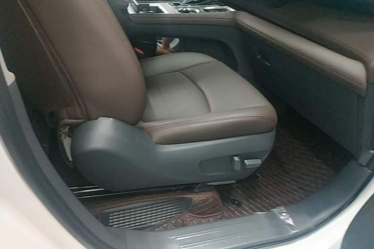 Used Toyota Granvia 2024 2.5L Hybrid Comfort Edition Right Front Seat