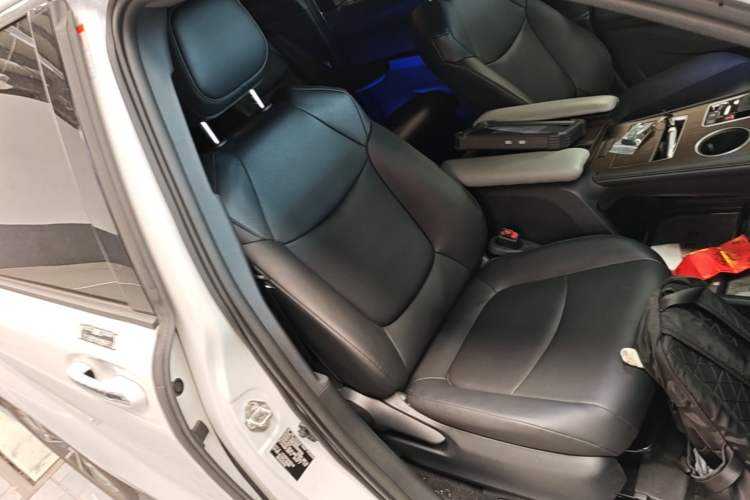 Used Toyota Granvia 2024 2.5L Hybrid Luxury Edition Right Front Seat