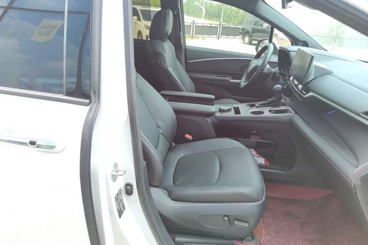 Used Toyota Granvia 2024 2.5L Hybrid Luxury Edition Right Front Seat