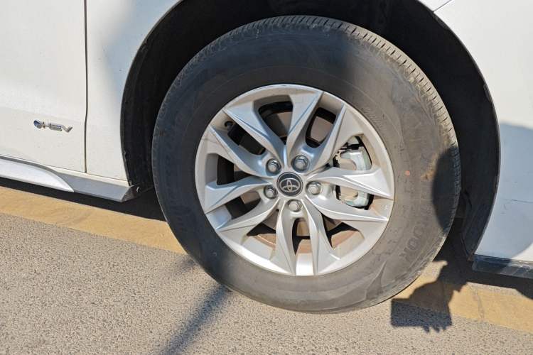 Used Toyota Granvia 2024 2.5L Hybrid Comfort Edition Right Front Wheel Hub