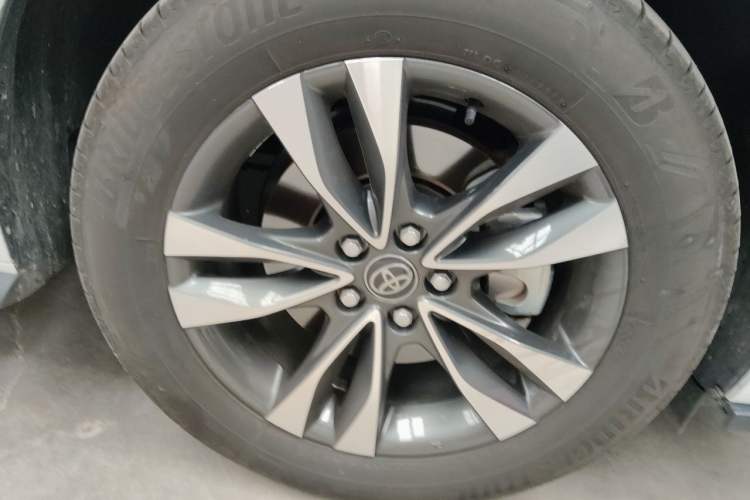 Used Toyota Granvia 2024 2.5L Hybrid Prestige PLUS Four-Wheel Drive Version Right Front Wheel Hub