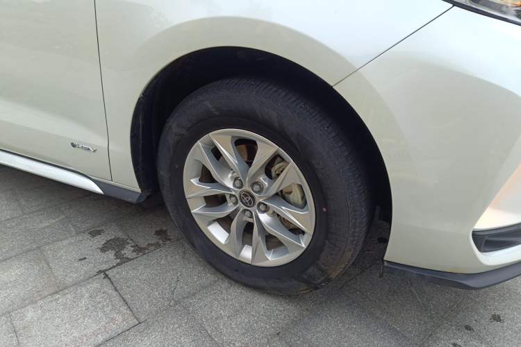 Used Toyota Granvia 2024 2.5L Hybrid Comfort Edition Right Front Wheel Hub