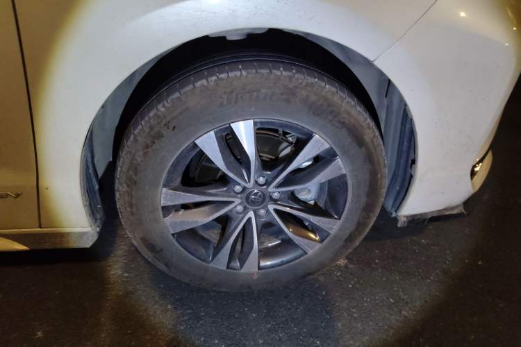 Used Toyota Granvia 2024 2.5L Hybrid Prestige PLUS Four-Wheel Drive Version Right Front Wheel Hub