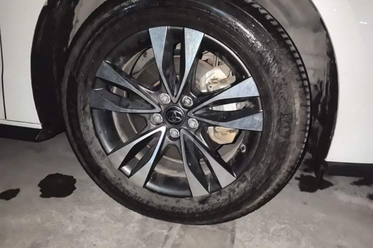 Used Toyota Granvia 2024 2.5L Hybrid Prestige PLUS Four-Wheel Drive Version Right Front Wheel Hub