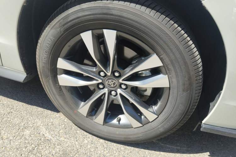 Used Toyota Granvia 2024 2.5L Hybrid Luxury Edition Right Front Wheel Hub