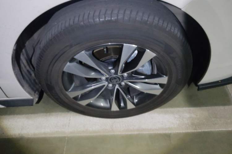 Used Toyota Granvia 2024 2.5L Hybrid Prestige PLUS Four-Wheel Drive Version Right Front Wheel Hub