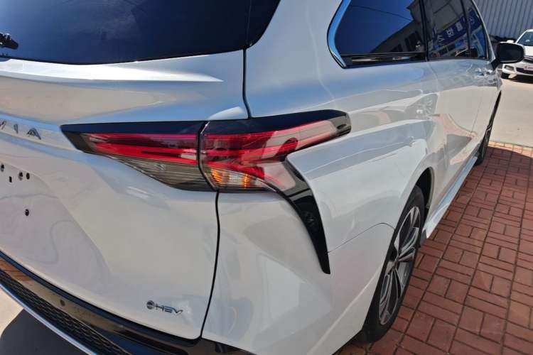 Used Toyota Granvia 2024 2.5L Hybrid Prestige PLUS Edition Right Rear Taillight