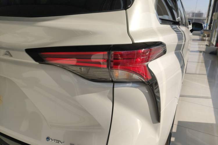 Used Toyota Granvia 2024 2.5L Hybrid Prestige PLUS Four-Wheel Drive Version Right Rear Taillight