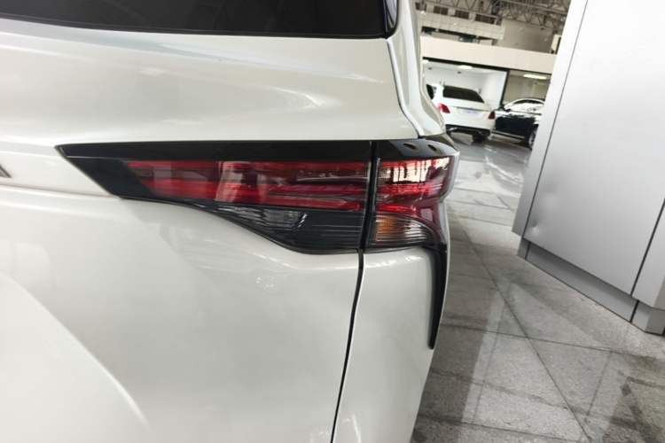 Used Toyota Granvia 2024 2.5L Hybrid Prestige PLUS Edition Right Rear Taillight