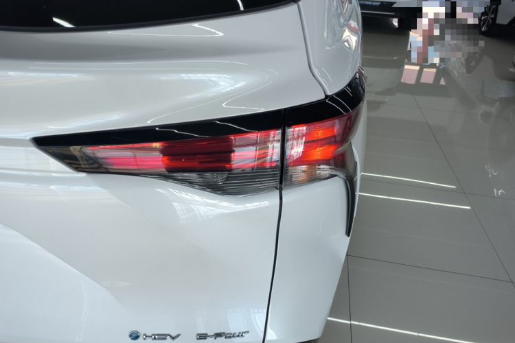 Used Toyota Granvia 2024 2.5L Hybrid Prestige PLUS Four-Wheel Drive Version Right Rear Taillight