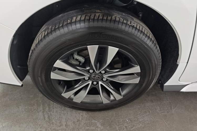 Used Toyota Granvia 2024 2.5L Hybrid Luxury Edition Right Rear Wheel Hub