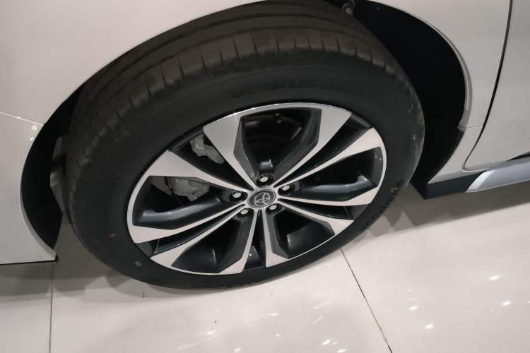 Used Toyota Granvia 2024 2.5L Hybrid Prestige PLUS Edition Right Rear Wheel Hub