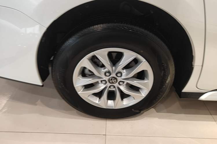 Used Toyota Granvia 2024 2.5L Hybrid Comfort Edition Right Rear Wheel Hub