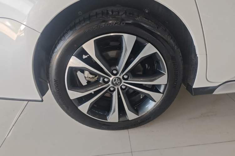 Used Toyota Granvia 2024 2.5L Hybrid Prestige ULTRA Edition Right Rear Wheel Hub