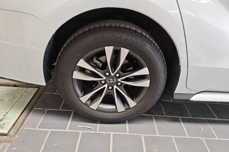 Used Toyota Granvia 2024 2.5L Hybrid Luxury Edition Right Rear Wheel Hub