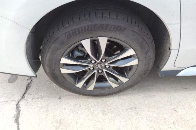 Used Toyota Granvia 2024 2.5L Hybrid Luxury Edition Right Rear Wheel Hub