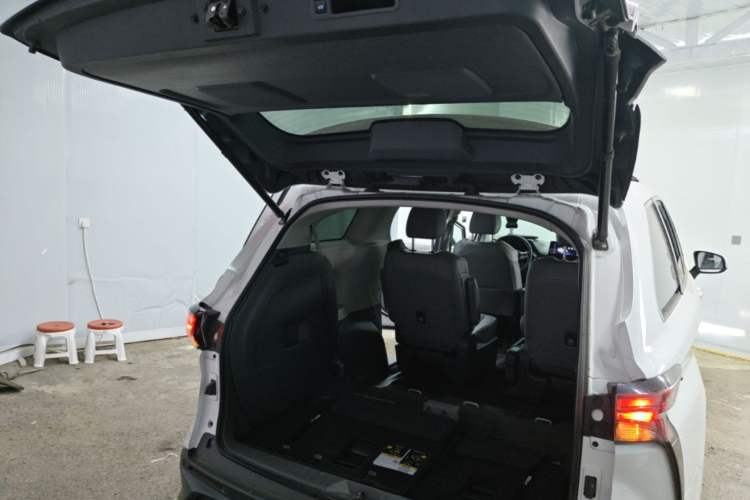 Used Toyota Granvia 2024 2.5L Hybrid Comfort Edition Trunk